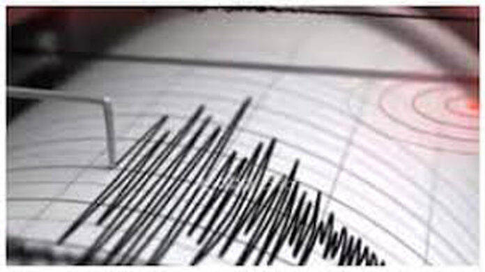 జ‌పాన్‌లో భూ ప్ర‌కంప‌న‌లు...! సునామీ హెచ్చ‌రికాలు జారీ... ఢిల్లీ, క్రైమ్ మిర్ర‌ర్: జ‌పాన్‌లో సోమ‌వారం 4.30 గంట‌ల ప్రాంతంలో భూ ప్ర‌కంప‌న‌లు చోటు చేసుకున్నాయి. జపాన్ మెటీరియోలాజికల్ ఏజెన్సీ తెలిపిన వివరాల మేరకు.. భూప్రకంపనల తీవ్రత రిక్టర్ స్కేలుపై 7.5గా నమోదు అయింది. స్థానిక కాలమానం ప్రకారం సాయంత్రం 4.30 గంటల ప్రాంతంలో ఉత్తర ఇవాట్ ప్రిఫెక్చర్‌లోని పసిఫిక్ మహాసముద్రంలో భూప్రకంపనలు వచ్చాయి. ఈ భూప్రకంపనల కారణంగా టోక్యోతోపాటు వందల కిలోమీటర్ల దూరంలో ఉన్న ప్రాంతాల్లోని బిల్డింగ్‌లు కంపించాయి. సుర‌క్షిత ప్రాంతాల‌కు వెళ్లాల‌ని ప్ర‌జ‌ల‌కు ఆదేశాలు జారీ... జ‌పాన్సంలో సంభ‌వించిన భూ ప్ర‌కంప‌న‌ల కార‌ణంగా ఈశాన్య తీరంలోని ప‌సిఫిక్ మ‌హాస‌ముద్ర తీర ప్రాంతాల‌కు సునామీ హెచ్చ‌రిక‌లు జారీ చేశారు. సముద్ర తీర ప్రాంతాల్లో 3 మీటర్ల(సుమారు 10 అడుగులు) ఎత్తు వరకు అలలు ఎగసిపడే అవకాశం ఉందని జపాన్ మెటీరియోలాజికల్ ఏజెన్సీ తెలిపింది. ప్రధానంగా ఇవాటే, ఆమోరీ, హొక్కైడో ప్రిఫెక్చర్‌లకు సునామీ హెచ్చరికలు జారీ చేసింది. సముద్రతీర ప్రాంతంలోని వారు వీలైనంత త్వరగా అక్కడినుంచి సురక్షిత ప్రదేశాలకు వెళ్లిపోవాలని హెచ్చరించింది. సునామీ హెచ్చరికలు ఎత్తి వేసే వరకు సురక్షిత ప్రాంతాలను వీడరాదని స్పష్టం చేసింది.