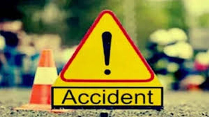 ఘోర ప్ర‌మాదం...సూచిక బోర్డును ఢీకొట్టిన కారు...!