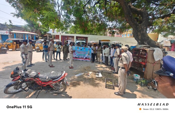 అరైవ్ అలైవ్ కార్యక్రమంలో ఆటో డ్రైవర్లకు అవగాహన